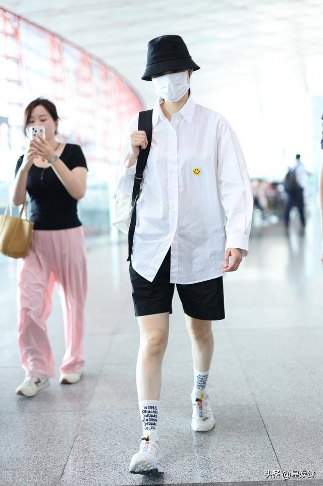 李宇春现身北京机场,身穿白色衬衫少年感十足