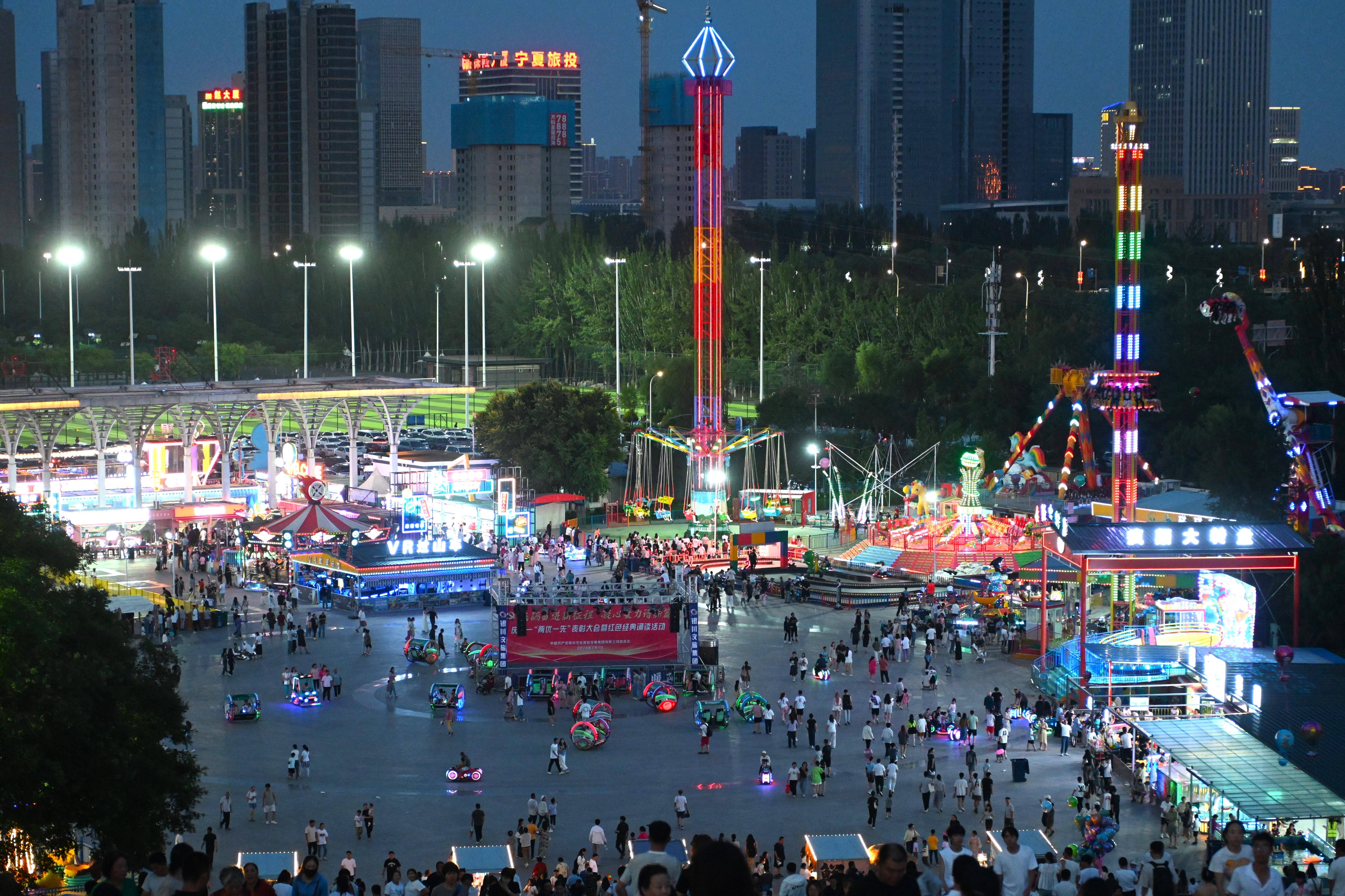 宁夏银川:览山公园观日落 助力城市夜经济