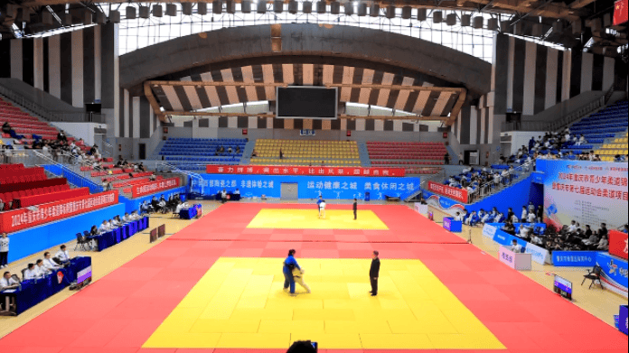 有兴趣的市民朋友快来"观战"~荣昌体育馆