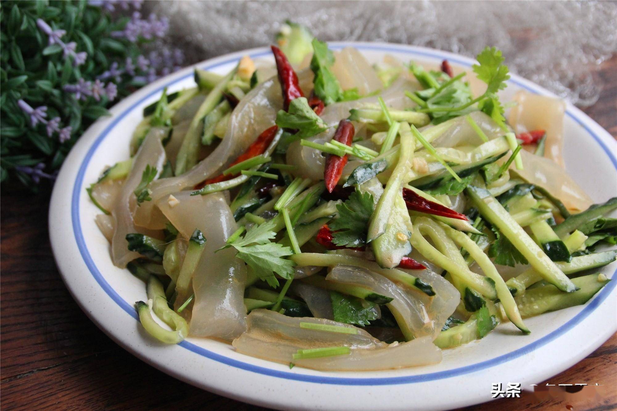 东北夏季最受欢迎一道凉菜,天热就吃它,爽口开胃,怎么吃都不腻