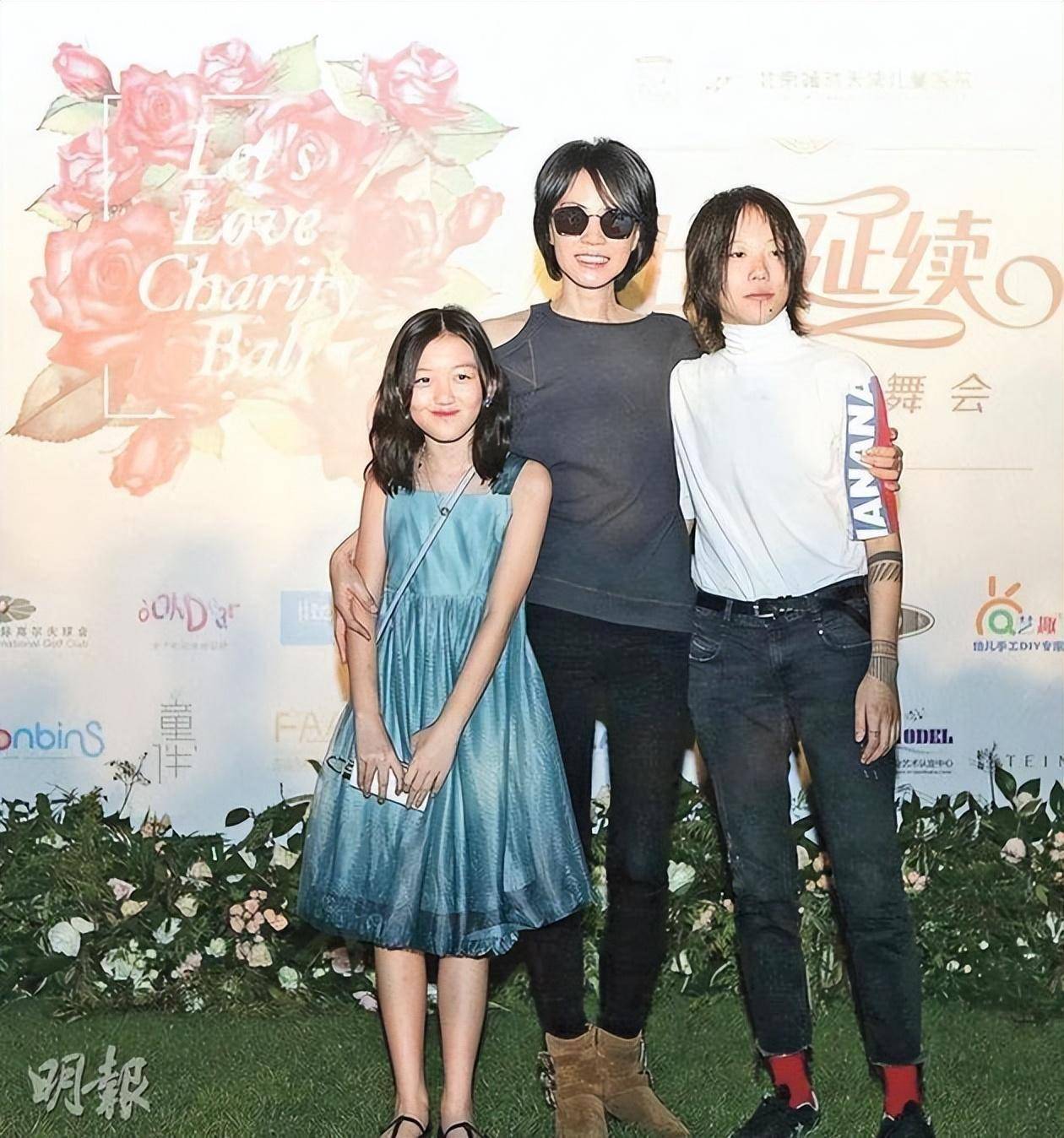 王菲18岁女儿晒自拍,李嫣画烟熏妆看不出唇腭裂,美得好有高级感