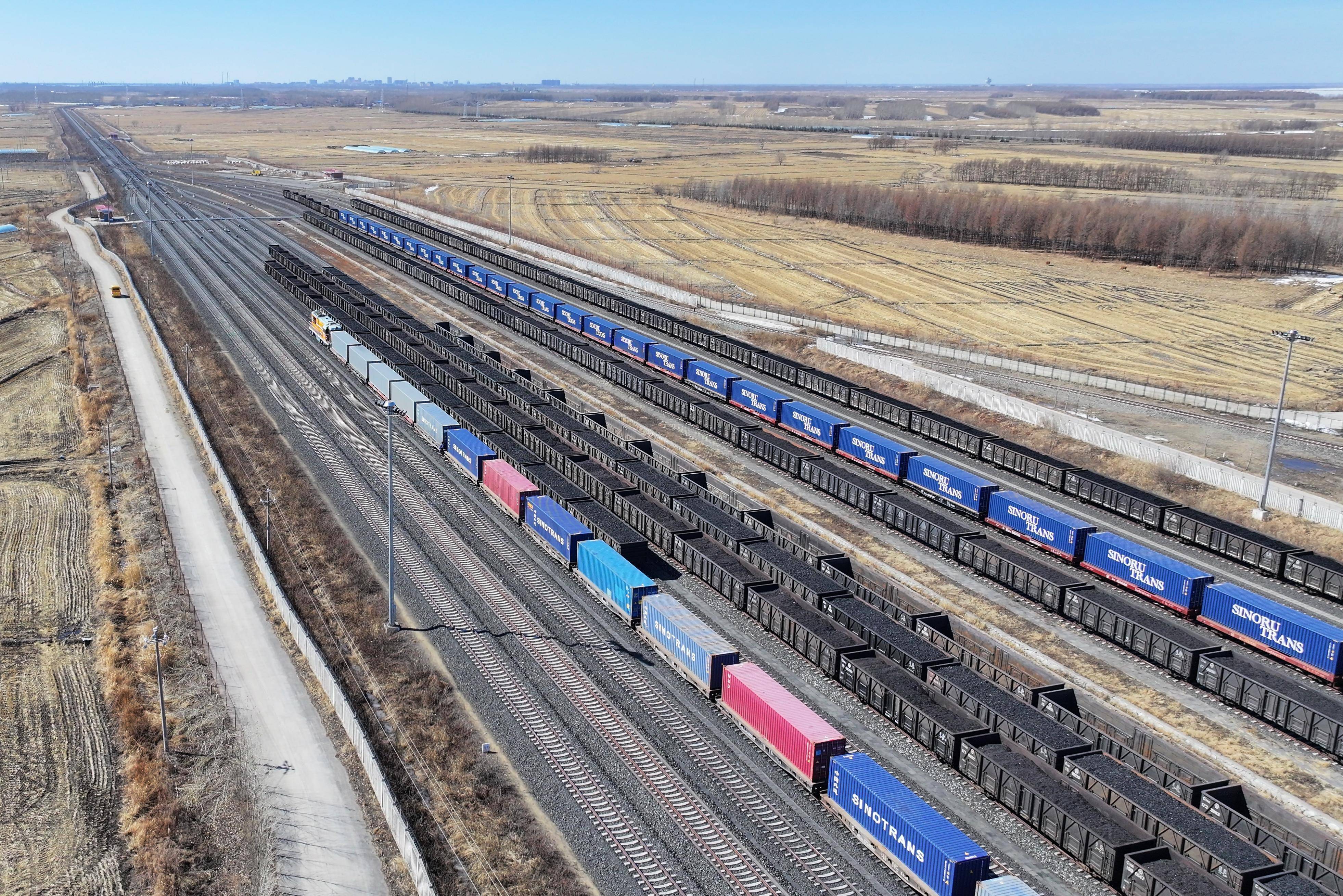 5月15日,出口中欧班列在中国铁路哈尔滨局集团有限公司满洲里站内整装