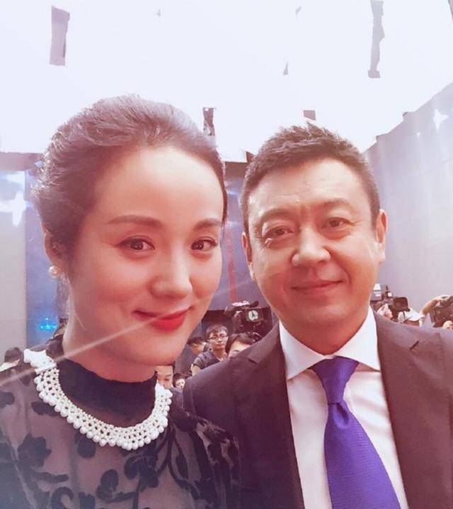私生活混乱？被传10年换5任妻子，从央视离职的他，如今怎么样了