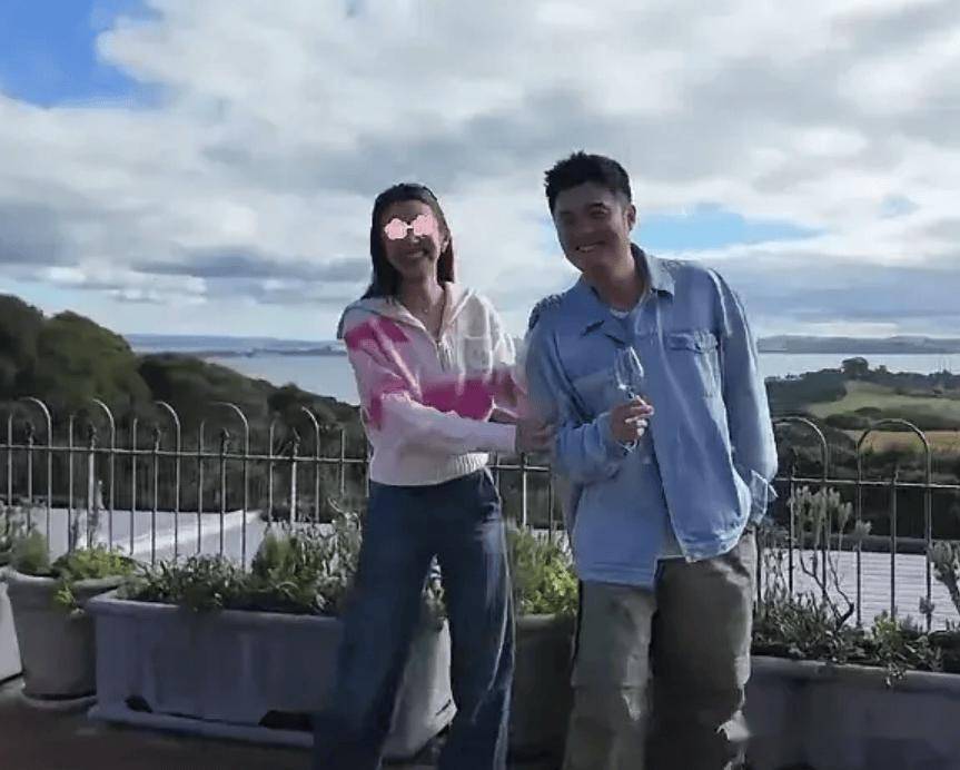 陈赫陪张子萱回娘家瘦得明显,与俩女儿扮麻雀卖萌,张子萱帮拍照