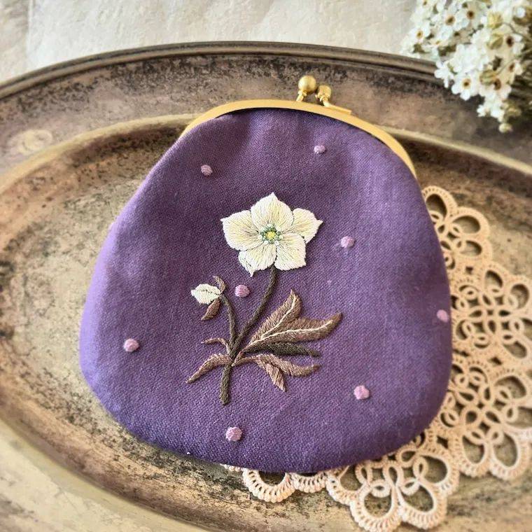 她的花卉刺绣,温柔是底色,复古是内核