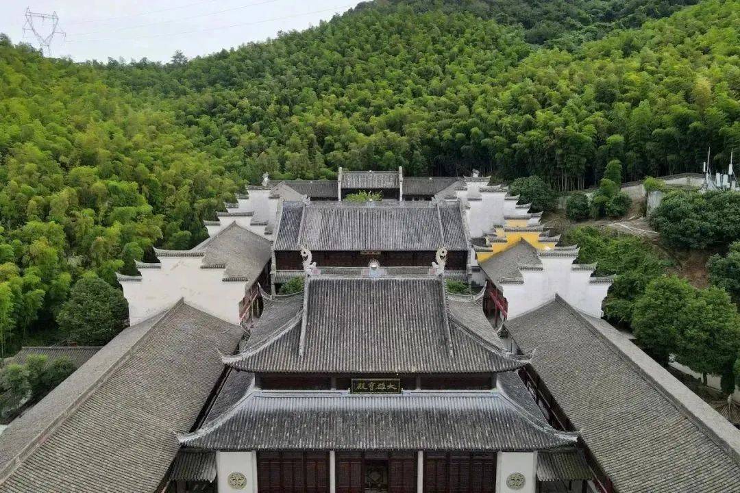 「任佳溪古道」古道入口位于任佳溪村村口,终点百步坎与慈城金沙村