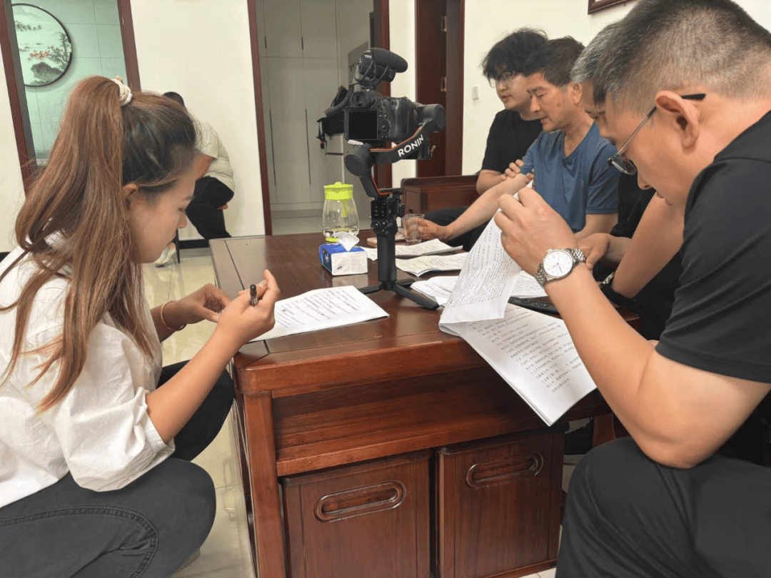 来自中国政法大学"政青春"小队的杨丰瑞,杨娜,兰燕三位同学积极投身于