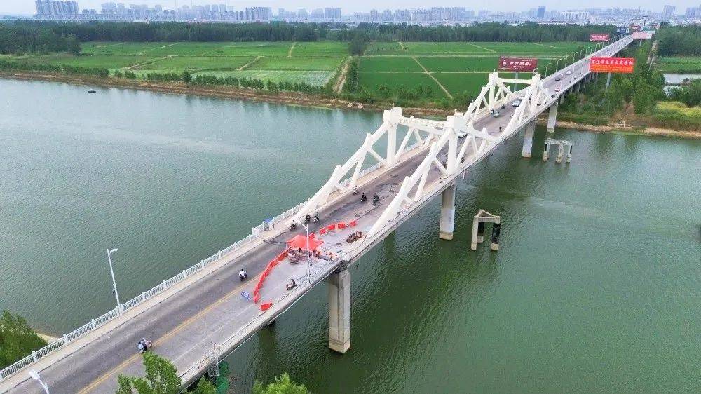 邳州运河大桥维修加固工程项目经理助理季鹏告诉记者:"目前投入60