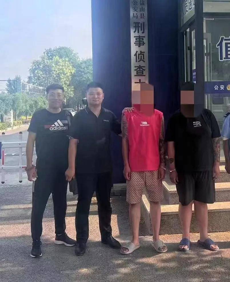 两男子大白天撬门偷东西!结果……_德州_河北省盐山县_踪迹