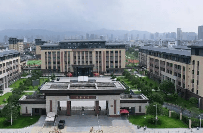 值得一提的是,从评论区一些网友的反映来看,浙鳌中学