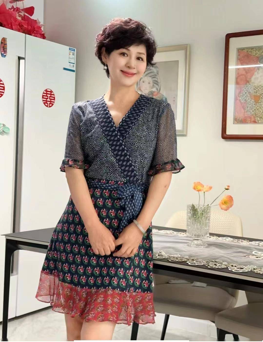 这才是50岁女人该有的穿搭:裙过膝,衣修身,发要短,优雅显年轻
