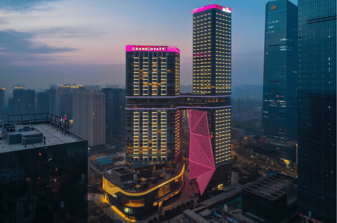 《夜瞰双子塔》第二分公司总部 曹金虎▲《流光溢彩》新疆分公司