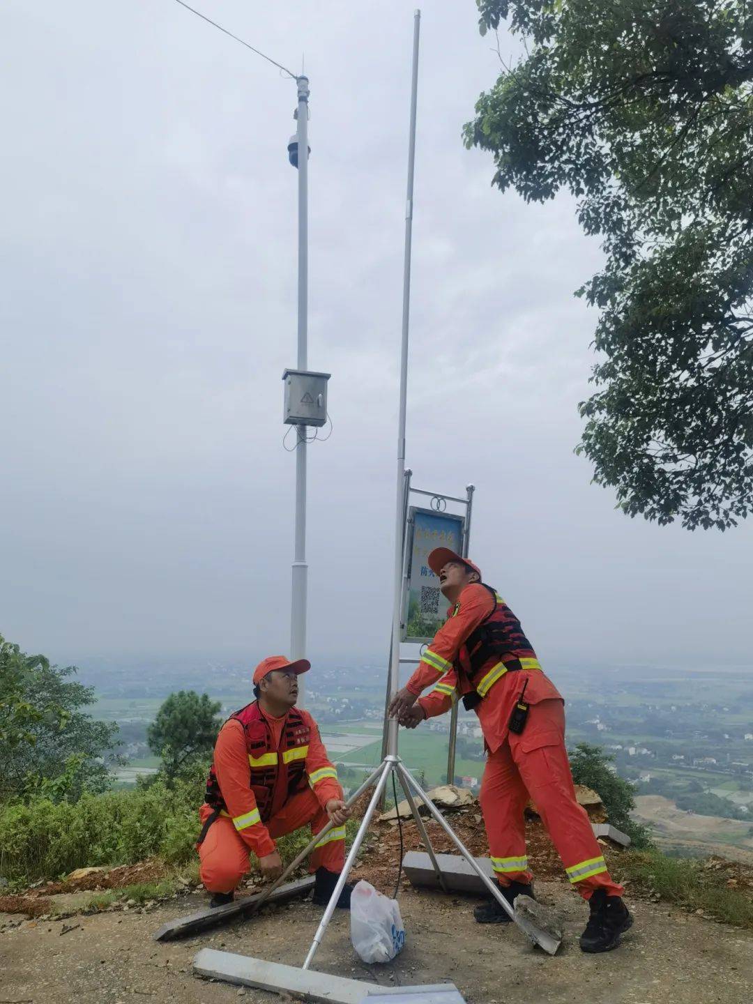 专网结合方式,抢通通信渠道,连夜建立起覆盖应急管理部,国家消防救援
