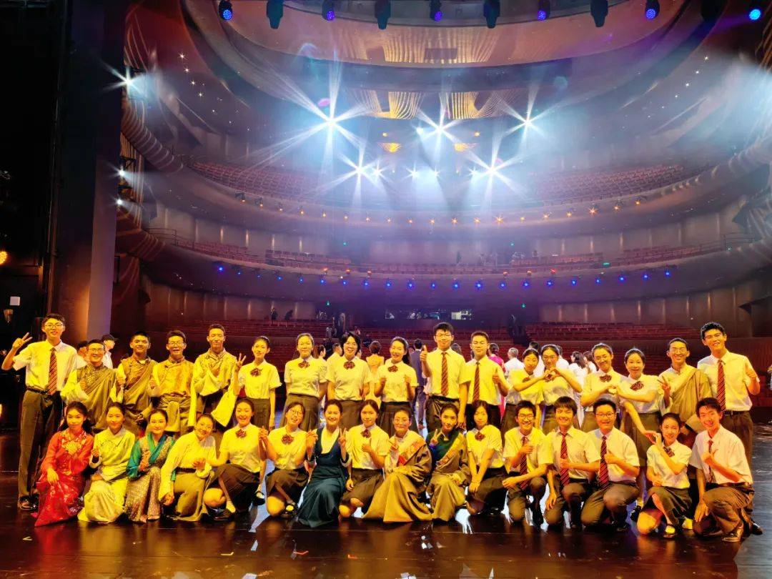 北京中学学生在国家大剧院参加纪念北京援藏30周年文艺演出
