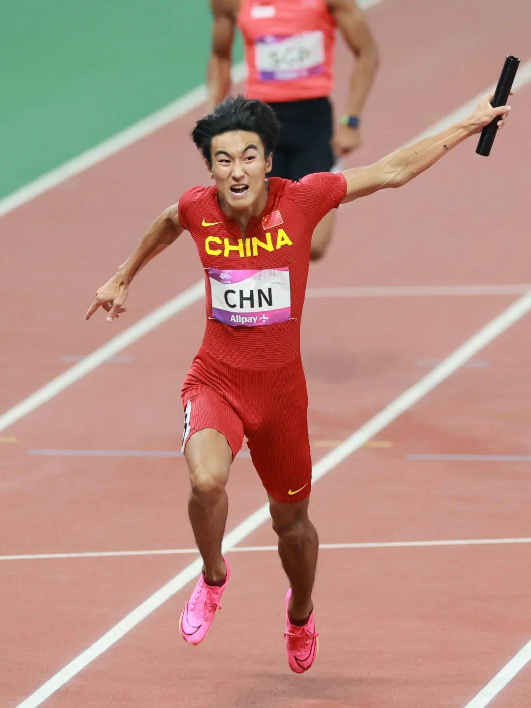 冲天,他在成都世界大学生夏季运动会田径男子4x100米接力赛中获得冠军
