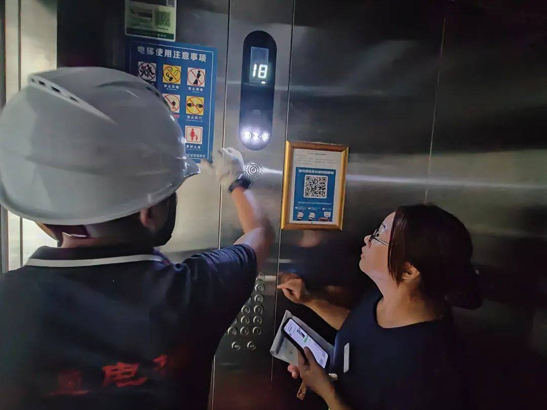 固定装置,底坑急停装置,轿厢,应急照明,五方通话等做详细检查;对电梯