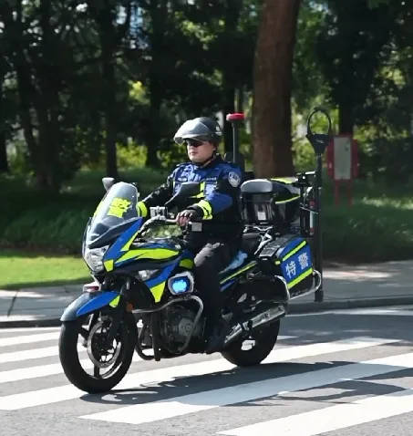 在闷热的酷暑天,特巡警支队铁骑巡逻队员全副武装坐在暴晒过的摩托车