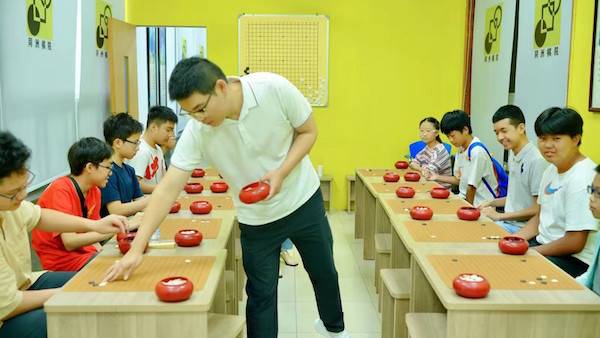 世界冠军芈昱廷九段为同洲杯获奖小棋手下指导棋同洲杯少儿围棋大赛于