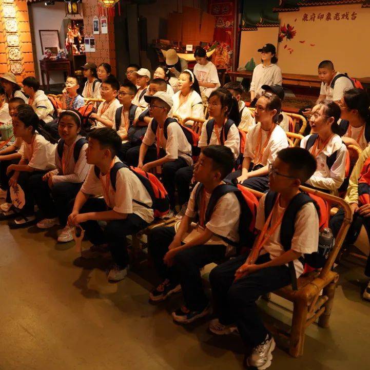 向左滑动查看更多在科技馆的展览大厅里,孩子们被各式各样的展品和