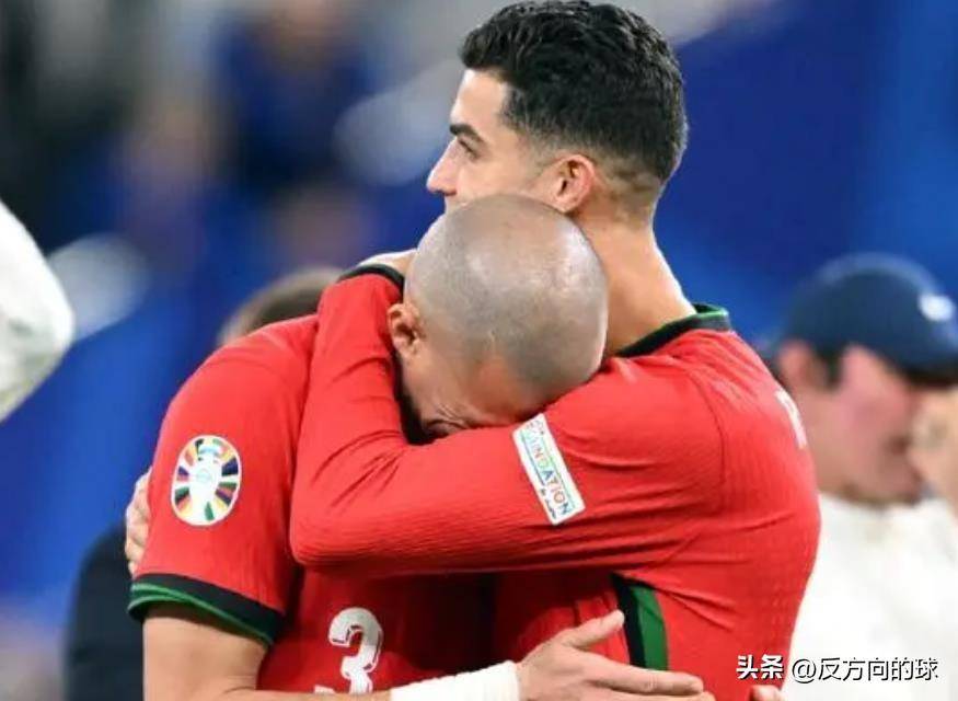 止步于四强门外,c罗的多年队友佩佩,赛后趴在c罗肩膀上哭泣的一幕