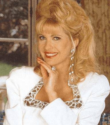 往事的记述中,第一个女人出现在1977年,就是他的第一任前妻伊凡娜