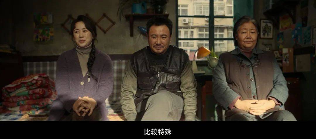 饰)和春兰(马丽 饰)却生活得不容易,他们住在一个老旧大院里,家徒四壁