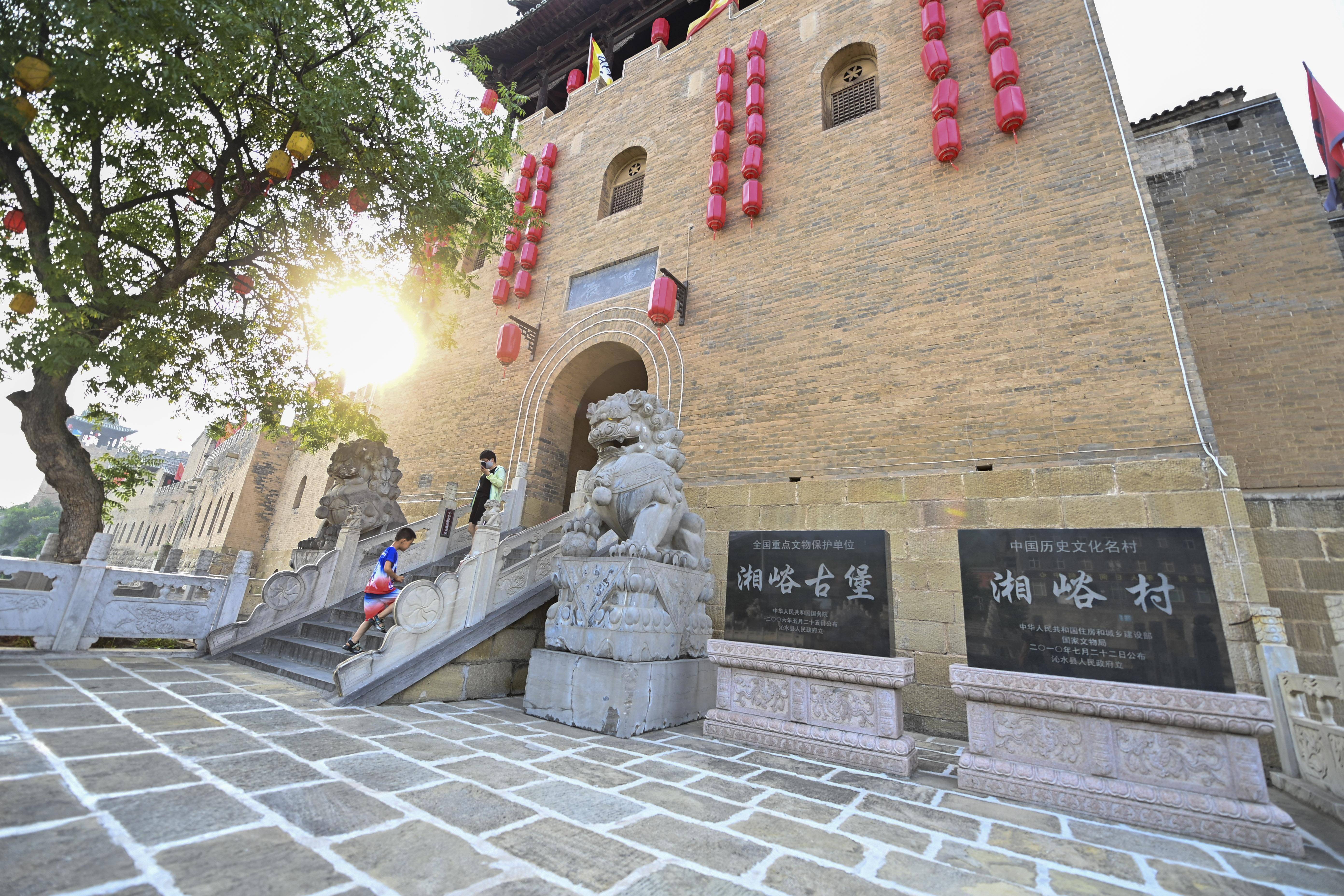 建的城堡式古村落位于山西省晋城市沁水县的湘峪村游客参观湘峪古堡