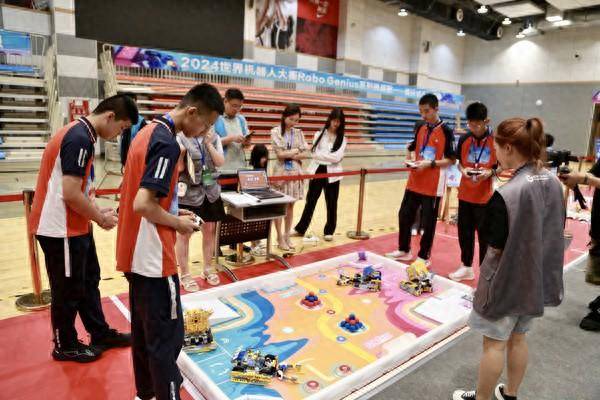 川渝陕23所中小学百余名学生开启机器人大比拼