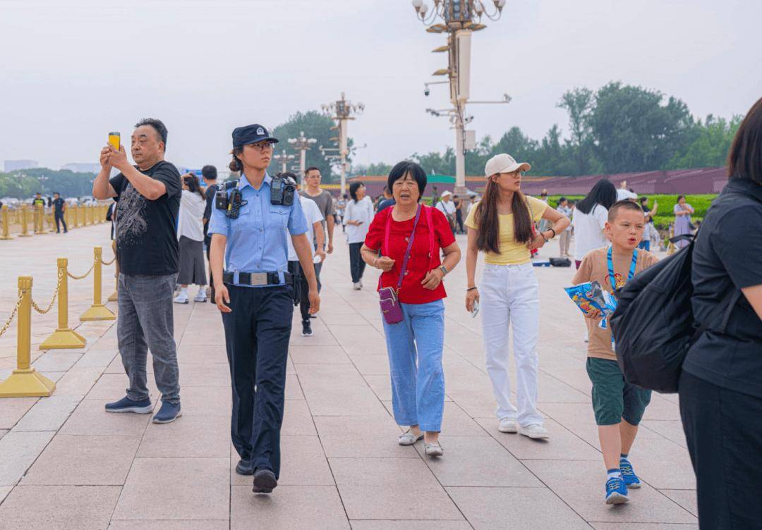 北京警察"火"了_群众_服务_女孩