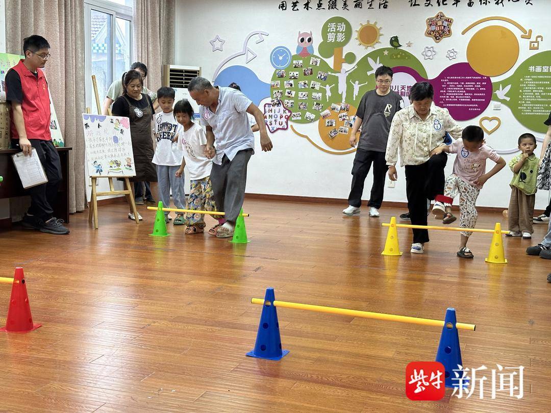 张家港市南丰镇东风村开展亲子趣味运动会