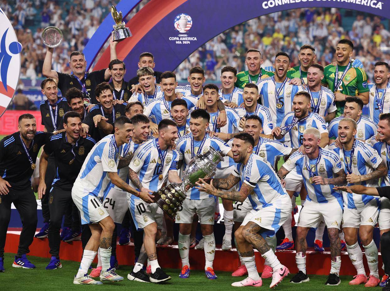 (体育)足球——阿根廷队卫冕美洲杯冠军