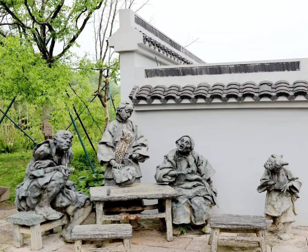 鲁镇,由文豪鲁迅构思,在《祝福》《故乡》《孔乙已》《狂人日记》等