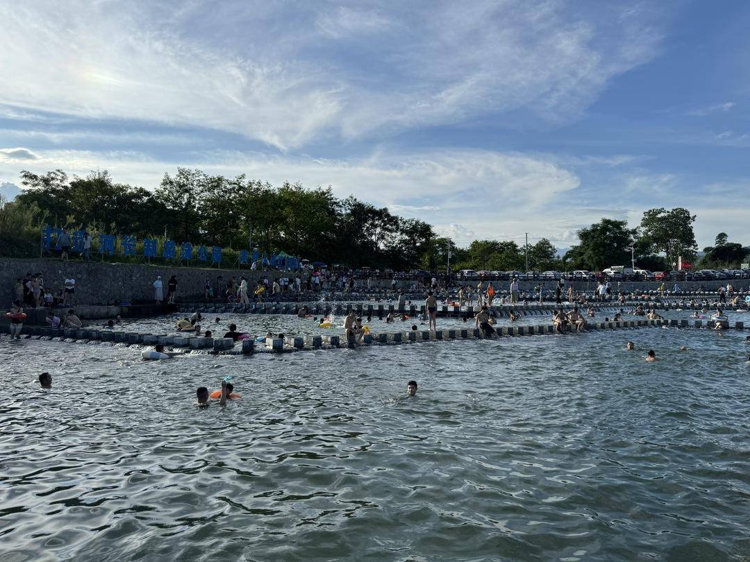 近年来,江永县投资200万元,建设了河长制游泳公园,泳池为"五级跌水"