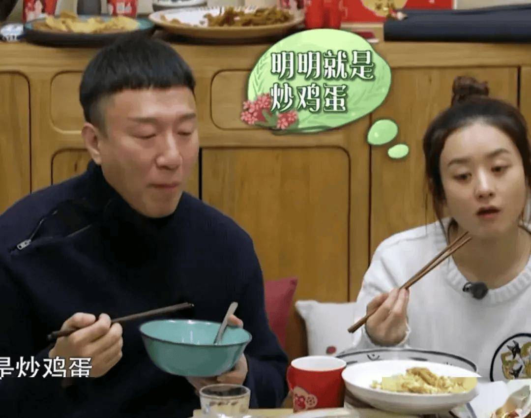 当黄磊做了一道"叫花鸡"时,旁边的嘉宾维嘉与何炅都在等待开启锡纸的