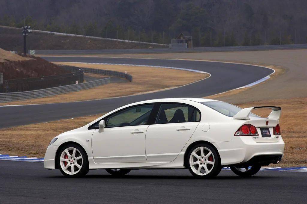 2007年3月本田推出了代号fd2的第8代本田思域,随之而来的高性能type-r