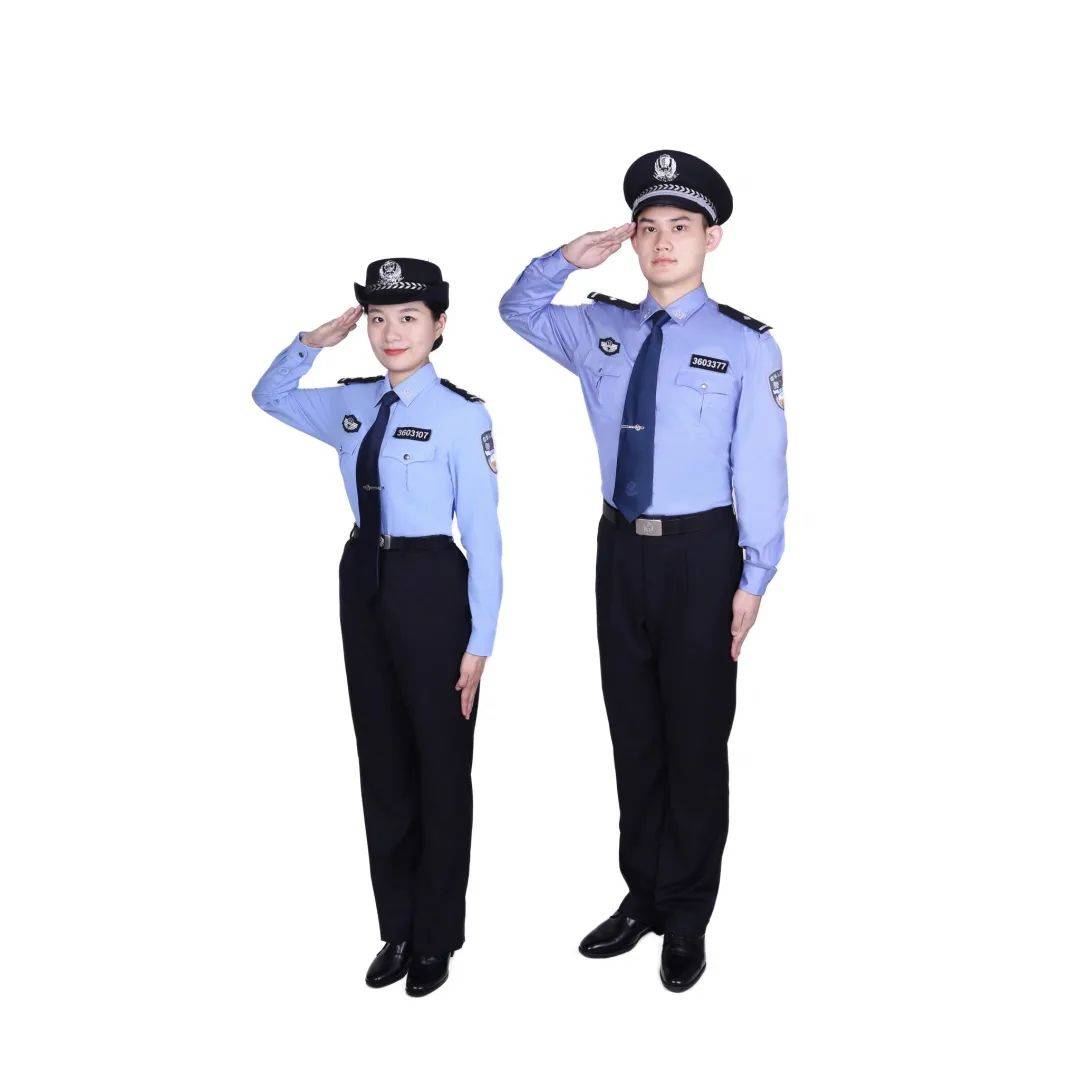 胸徽,系制式领带;衬衣下摆扎于裤腰内,系制式腰带;男警察戴大檐帽,女