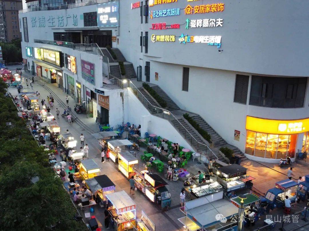 当夜幕降临,华灯绽放,银都广场和生活广场2处夜市在香气四溢的美味