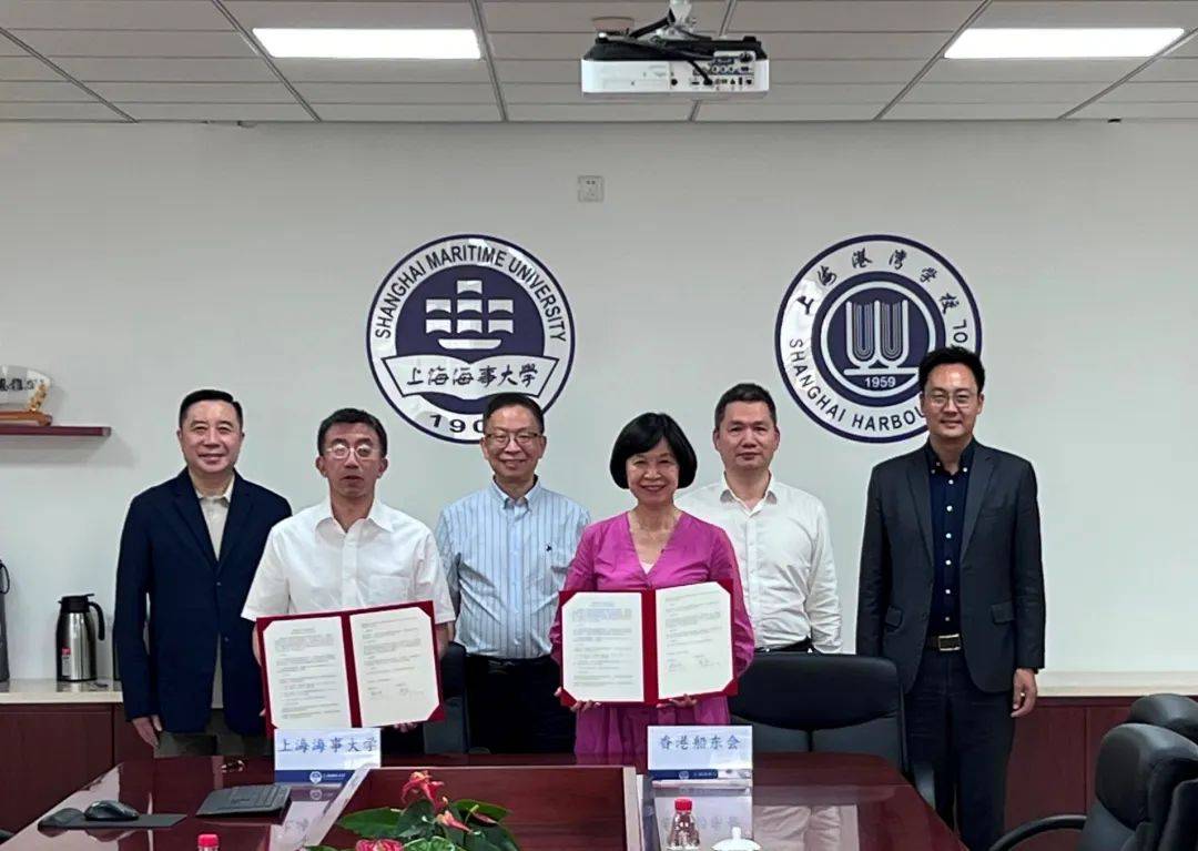 7月11日,香港船东会董事总经理陈佩珊一行来校访问,副校长施欣接待了