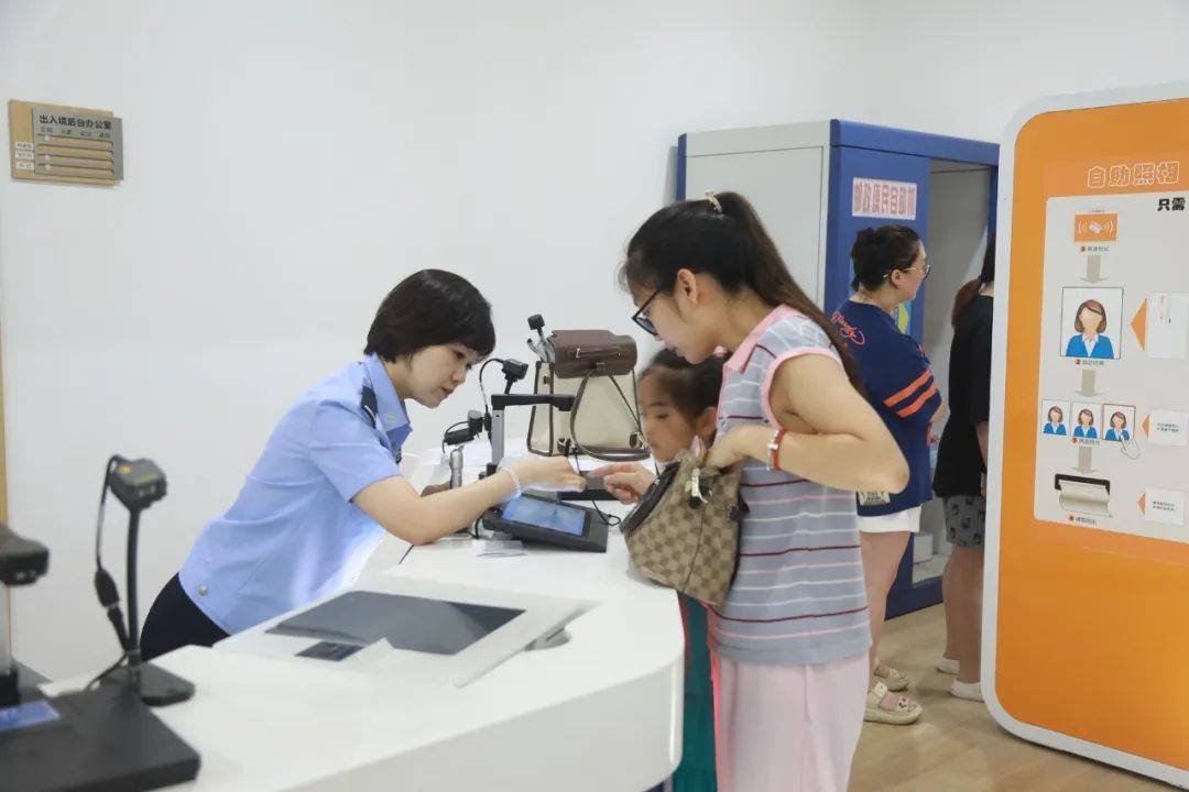 04护照办理建议为现场拍照.现场需要排号吗?限制人数吗?