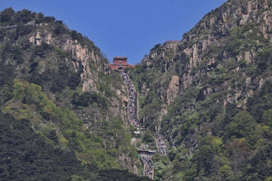 经研判,近期泰山盘道,旅游公路,山顶观景平台等或将出现较大范围的