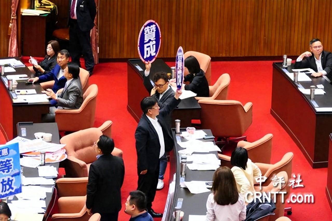 据中评网报道,台民意机构总席次113,国民党52席,民进党51席,民众党8席