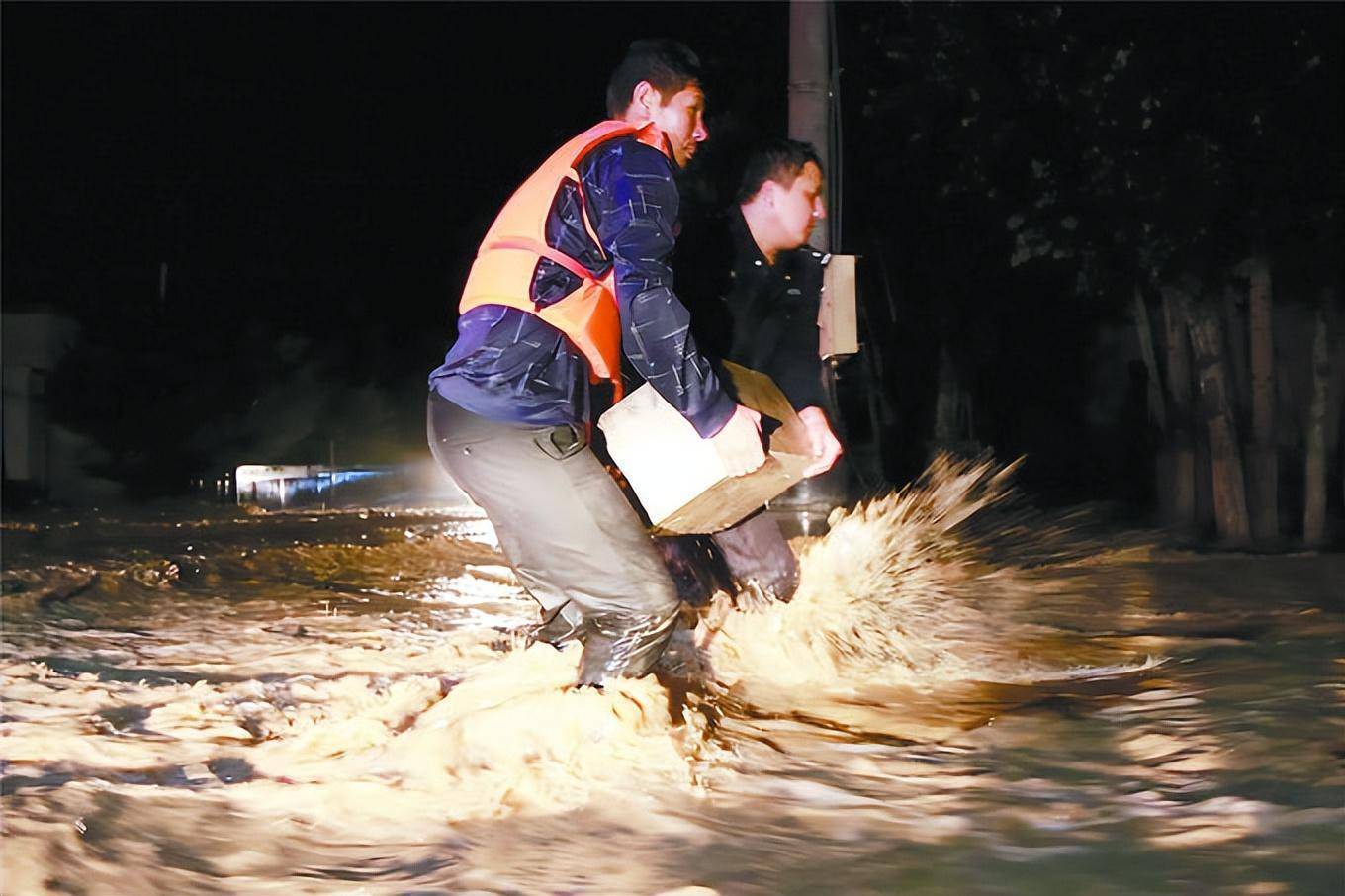 民警调用重型铲车,紧急救援!