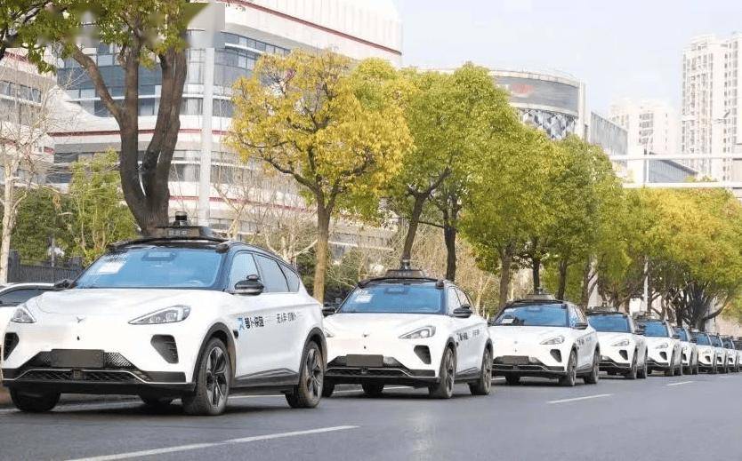 萝卜快跑无人驾驶出租车每日亏损近300元,运营模式面临挑战
