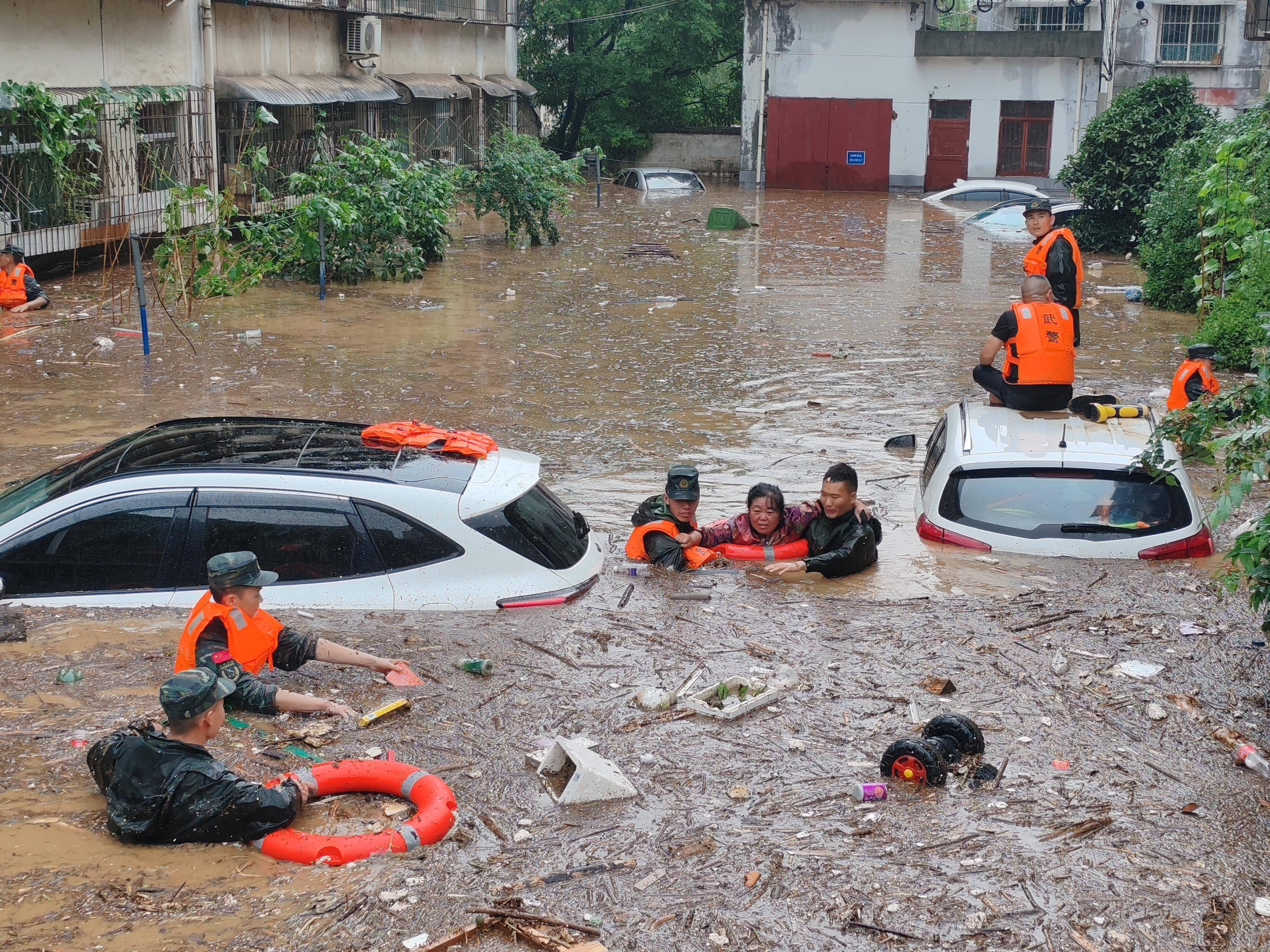 受强降雨影响,陕西省宝鸡市渭河支流石坝河超过1981年最高洪峰值,导致