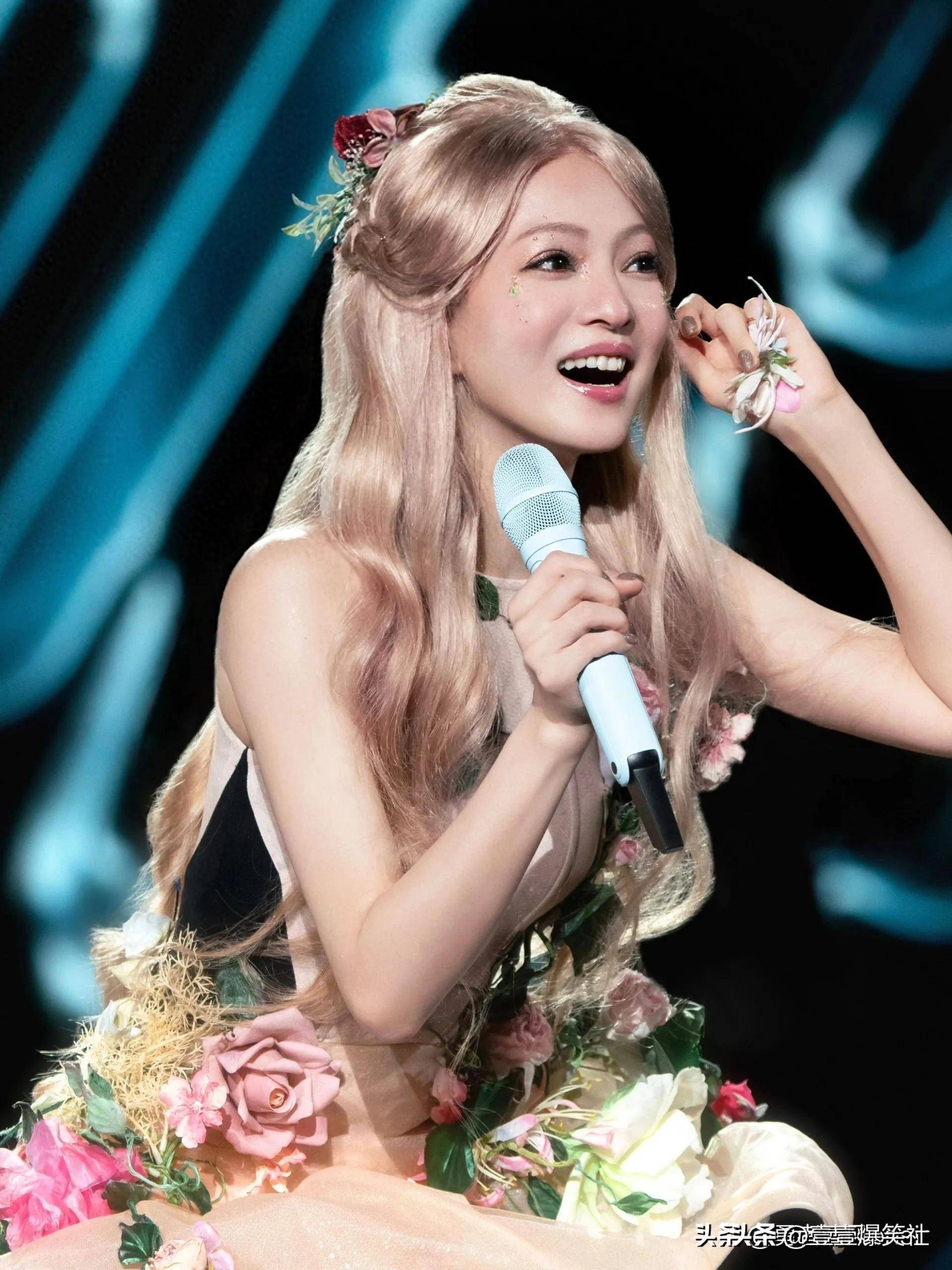 张韶涵演唱会造型太美太惊艳,网友:她造型师都没有瓶颈期的吗?