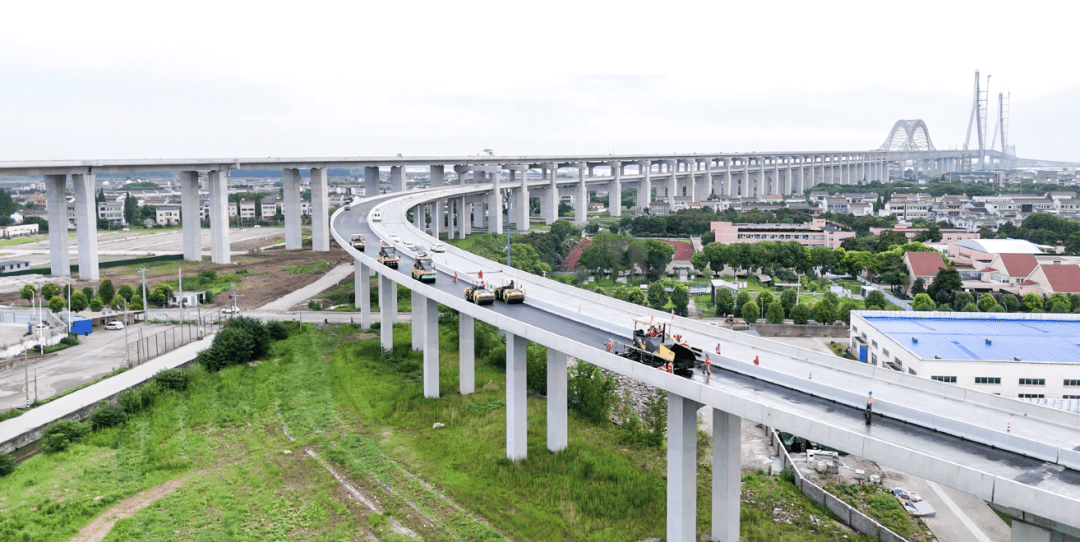 世界最大跨度斜拉桥常泰长江大桥开启钢桥面铺装