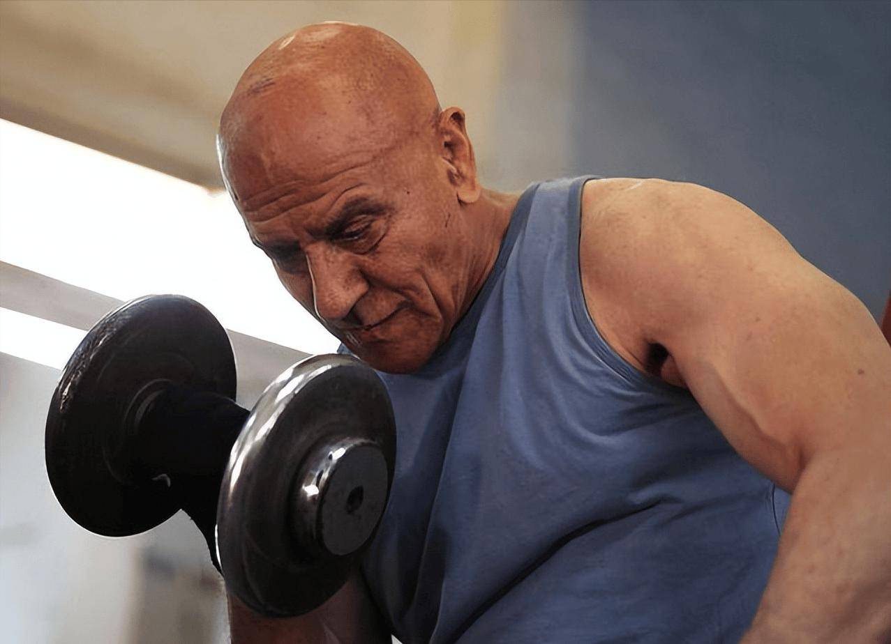 例如,肌肉量足够的老年人在摔倒时能更有效地保护自己不受重伤,同时也