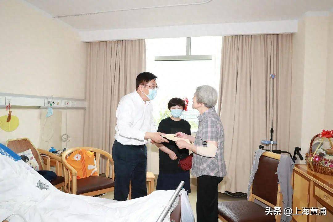 在华东医院,杲云走进病房,亲切看望在此住院治疗的各位离退休干部