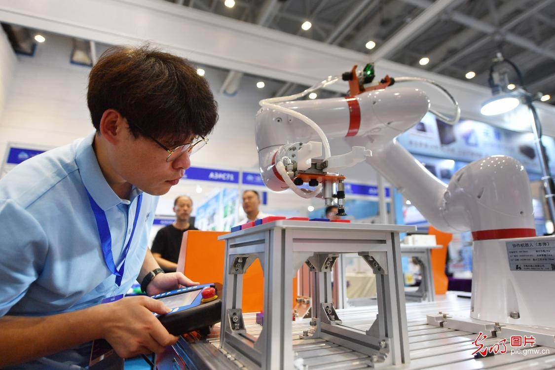 青岛国际工业自动化技术及装备展览会启幕_机器人_智能_产业
