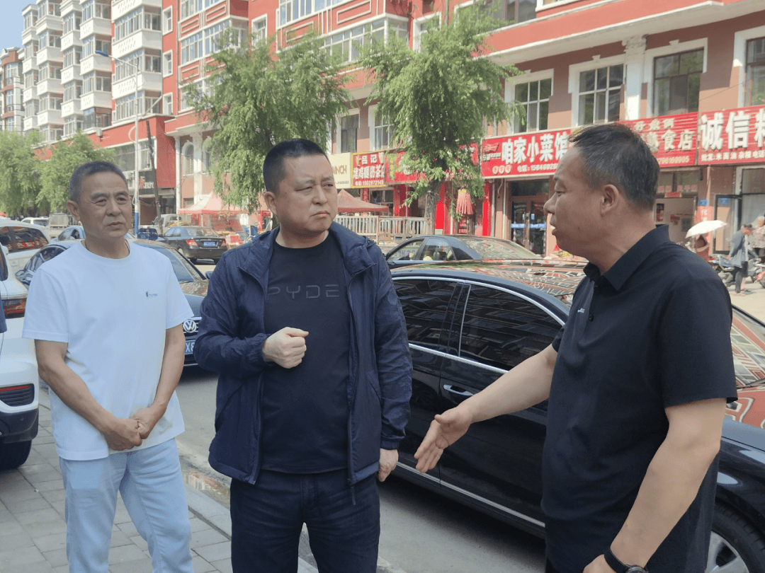 西新华街平房区,李铁刚在听取包街单位意见后,就居民门前裸露地面杂草